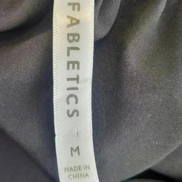 Fabletics Lola Long Sleeve Athletic Top M Crew Neck Pullover Activewear Black - Picture 10 of 10